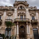 Esitiamo per un attimo nel varcare l'arco perch� a pochi passi pi� avanti, in corso Umberto I, si affaccia l'affascinante palazzo Angiuli